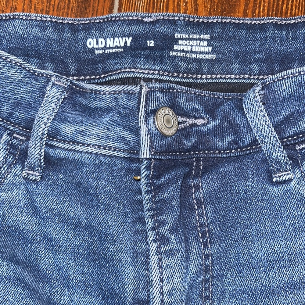 Extra High-Waisted Rockstar 360° Stretch Super Skinny Ripped Ankle Jeans - Picture 4 of 7